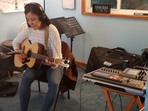 Heeyon playing guitar