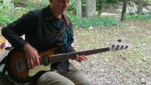 Dennis playing at Student Party 2021